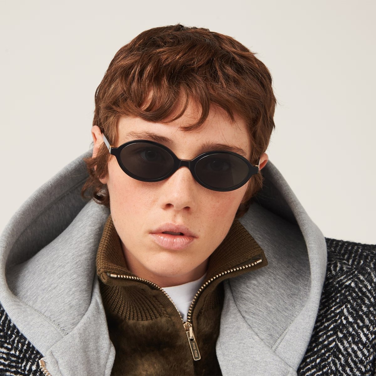 Óculos de Sol Miu Miu Oval Preto - ByDunky - Store