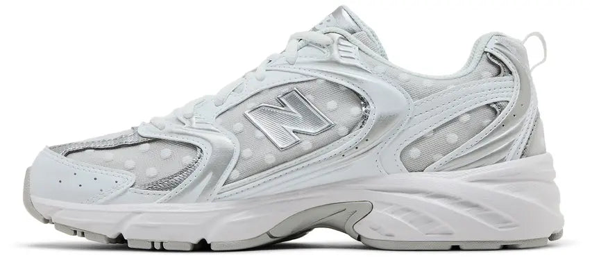 Tênis New Balance 530 Silver Metallic Raincloud Polka Dots Cinza - ByDunky - Store